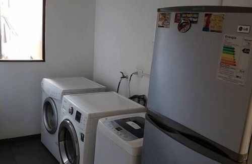 Pudahuel Apartamento | ¡A 8 minutos del aeropuerto! Hab. con baño compartido en casa de viajeros