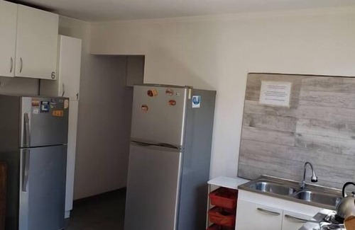 Pudahuel Apartamento | ¡A 8 minutos del aeropuerto! Hab. con baño compartido en casa de viajeros