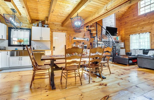 Clarkesville Cabina | 9 Mi to Lake Burton: Cabin w/ Deck Near Helen