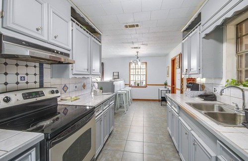 Newhebron Apartamento | 9 Mi to Water Park: Silver Creek Gem w/ Fireplace!