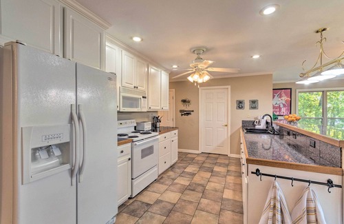 Jones Mills Casa | ¡NUEVO! Waterfront Home w / Dock - 8. 8Mi a las aguas termales