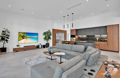 North Miami Beach Casa | 9BR Opulent Villa Emerald