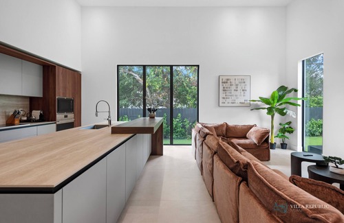 North Miami Beach Casa | 9BR Sophisticated Villa Ruby