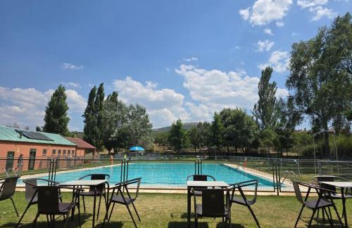 Revenga Apartamento | A 20 min de Madrid en Ave CASITA con JARDIN PRIVADO, wifi, SMART TV 55p y aparcamiento en la puerta