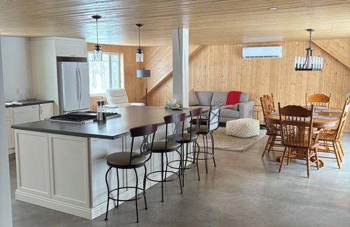 Saint-Etienne-de-Lauzon Casa | A 4-season haven for families and pets.