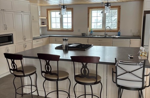 Saint-Etienne-de-Lauzon Casa | A 4-season haven for families and pets.