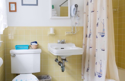 West Harwich Hotel | A Beach Breeze Inn