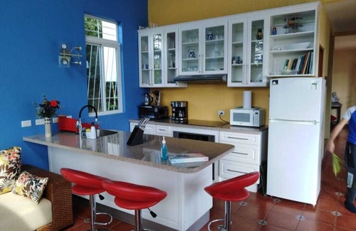 Orosi Casa | Una casa en una granja. Un tesoro cerca de Orosi.