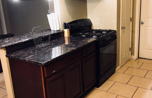 Kenner - Louis Armstrong International Airport Casa | Una hermosa casa de 3 habitaciones, dos baños, recientemente renovada con un amplio patio trasero