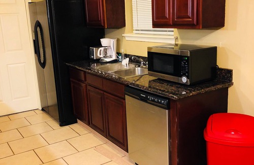 Kenner - Louis Armstrong International Airport Casa | Una hermosa casa de 3 habitaciones, dos baños, recientemente renovada con un amplio patio trasero