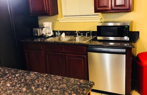 Kenner - Louis Armstrong International Airport Casa | Una hermosa casa de 3 habitaciones, dos baños, recientemente renovada con un amplio patio trasero