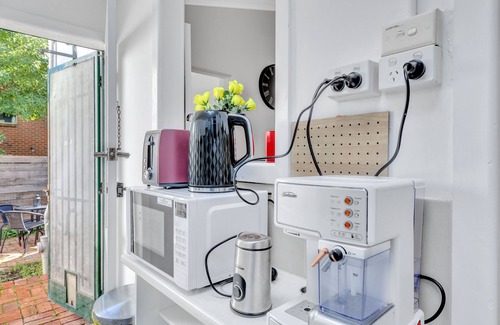 North Melbourne Casa | A Beautiful Terrace House With Parking & Courtyard