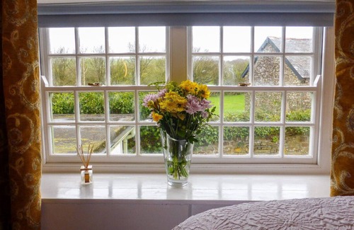 Hartland Cabaña | A cosy thatched cottage in coastal location - a perfect eco-retreat for four