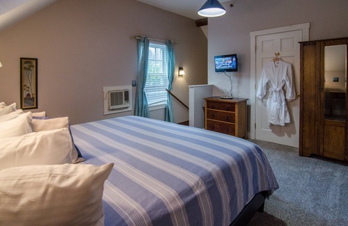Shelburne Cama Y Desayuno | A cozy 2nd Floor King B&B Room in Downtown Shelburne - Delicious Breakfasts! FLE