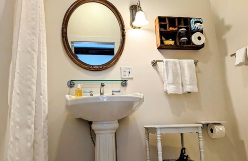 Shelburne Cama Y Desayuno | A cozy 2nd Floor King B&B Room in Downtown Shelburne - Delicious Breakfasts! FLE