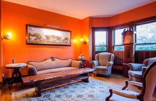 Shelburne Cama Y Desayuno | A cozy 2nd Floor King B&B Room in Downtown Shelburne - Delicious Breakfasts! FLE