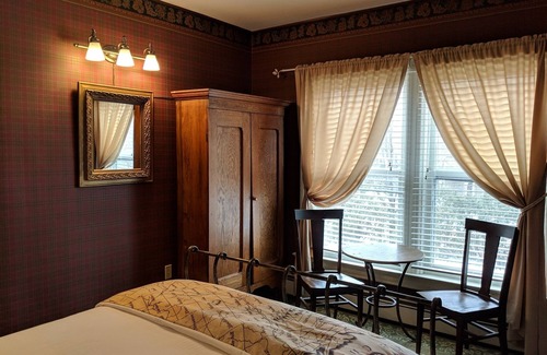 Shelburne Cama Y Desayuno | A cozy 2nd Floor Queen Room 143 sqft Bed & Breakfast in Downtown Shelburne! TRA