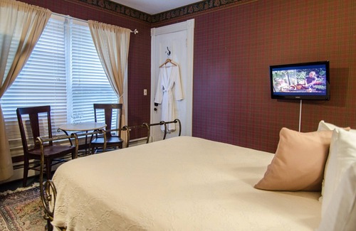 Shelburne Cama Y Desayuno | A cozy 2nd Floor Queen Room 143 sqft Bed & Breakfast in Downtown Shelburne! TRA