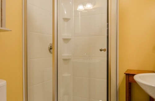 Shelburne Cama Y Desayuno | A cozy 2nd Floor Queen Room 143 sqft Bed & Breakfast in Downtown Shelburne! TRA