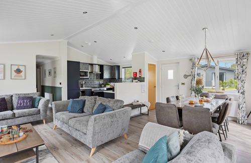 Lifton Casa | A fantastic lodge sleeping 8 with hot tub, just a short walk from Roadford Lake