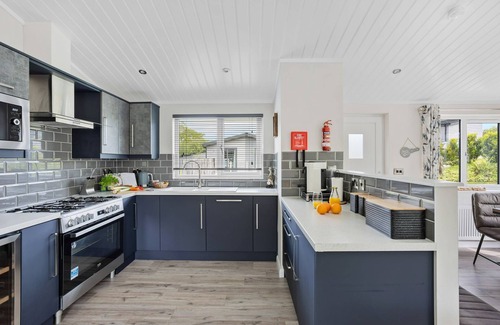 Lifton Casa | A fantastic lodge sleeping 8 with hot tub, just a short walk from Roadford Lake