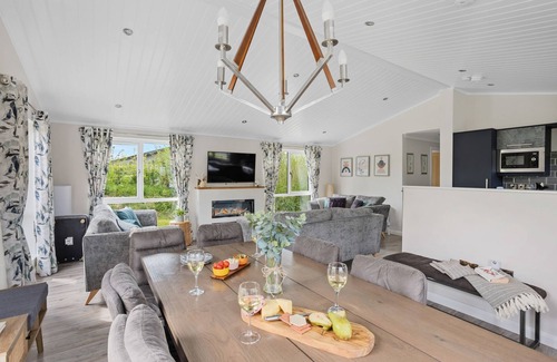 Lifton Casa | A fantastic lodge sleeping 8 with hot tub, just a short walk from Roadford Lake