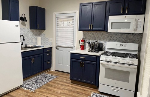 Geneva Casa | A great stay, close to Spire, GOTL, & Wineries....King Bed!