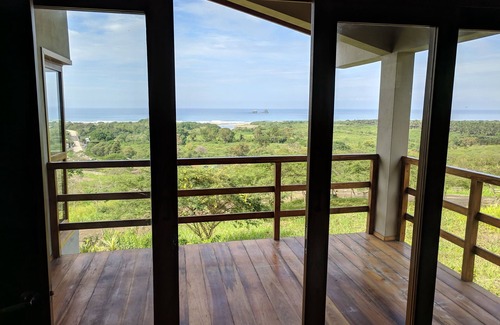 Las Tunas Casa | ¡Un oasis de selva en la ladera con increíbles vistas panorámicas del Océano Pacífico!