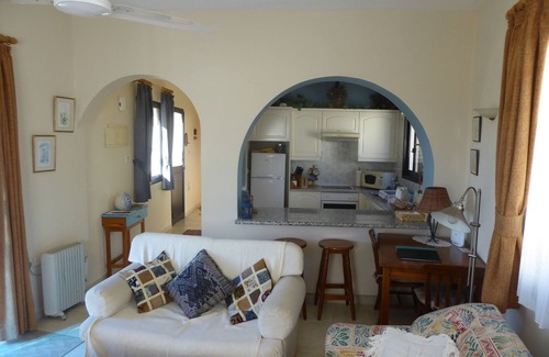 Tsada Villa | Un refugio en la ladera con una gran piscina y rodeado de amplios jardines.