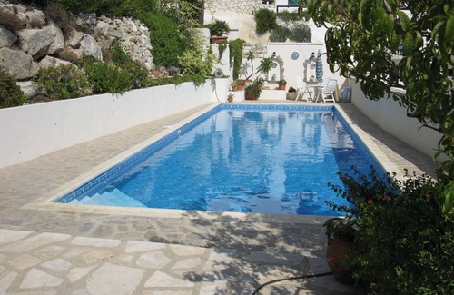 Tsada Villa | Un refugio en la ladera con una gran piscina y rodeado de amplios jardines.