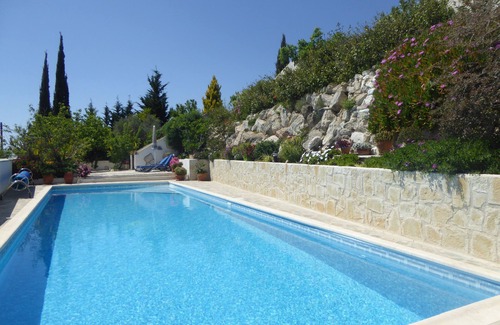 Tsada Villa | Un refugio en la ladera con una gran piscina y rodeado de amplios jardines.