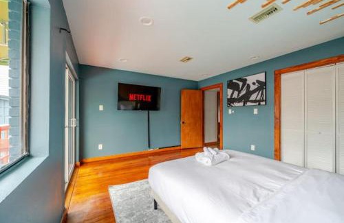 Neartown Apartamento | A Houston Resort Style Pool EV Charging