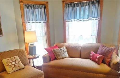 Eagles Mere Cabaña | Una gran cubierta de invitación te invita a "Victoria" en Eagles Mere