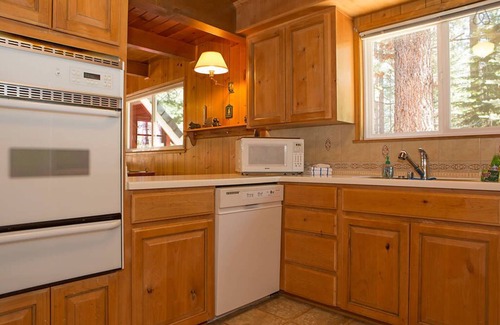 South Lake Tahoe Cabina | Una casita en el bosque grande: cerca de las estaciones de esquí y del campamento Richardson Resort