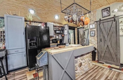 Bonnieville Casa | A little piece of heaven! Rustic cabin with a pond