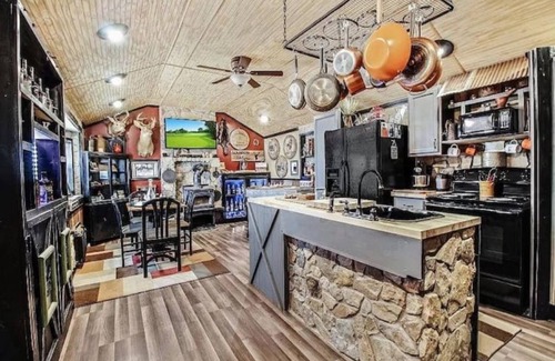 Bonnieville Casa | A little piece of heaven! Rustic cabin with a pond