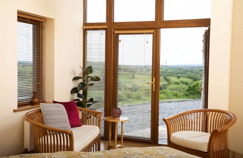 Kilfea Villa | Una casa moderna con vistas panorámicas de Lough Islandeady y el campo circundante