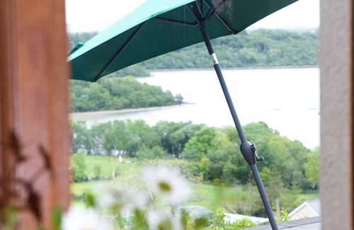 Kilfea Villa | Una casa moderna con vistas panorámicas de Lough Islandeady y el campo circundante