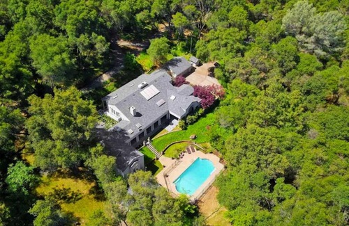 Shenandoah Valley Casa | Bienvenido, "theHiddenGarden", un oasis de serenidad rodeado de más de 30 bodegas.