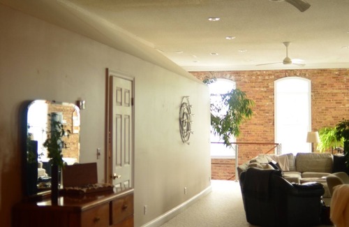 Berrien Springs Villa | Un amplio apartamento tipo loft ubicado en el centro histórico de Berrien Springs