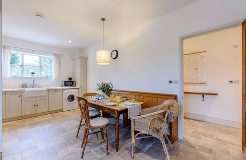 Shipston on Stour Cabaña | A stylish, dog friendly, single storey holiday cottage in the Cotswolds with stunning countryside vi
