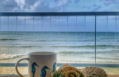 Atlantic Shores Casa | ¡El hogar de un surfista lejos de casa! Suave alrededor de los bordes, acogedor y playero