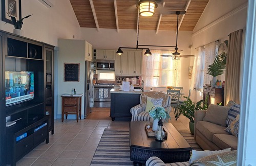 Juba Sound Cabaña | A three-bedroom house with pool. Centrally located with10 min drive to the beach