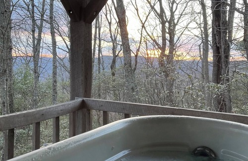 Piper Gap Cabina | A Unique Bed and Breakfast...Log Cabins, with Hot Tubs and Breakfast Delivered Each Morning :)