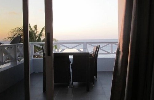 Sabana Westpunt Apartamento | Todo un nuevo apartamento amueblado. 2 pisos, 2 baños, vista 100% al mar.