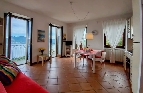 Someraro Apartamento | 2 Una ventana con vistas al lago Maggiore!