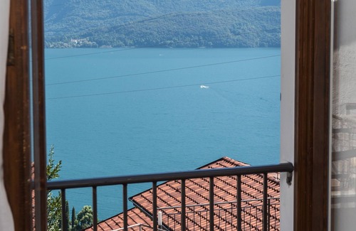 Consiglio di Rumo Casa | Una ventana sobre el lago de Como - cabaña de piedra con impresionantes vistas y jardín privado