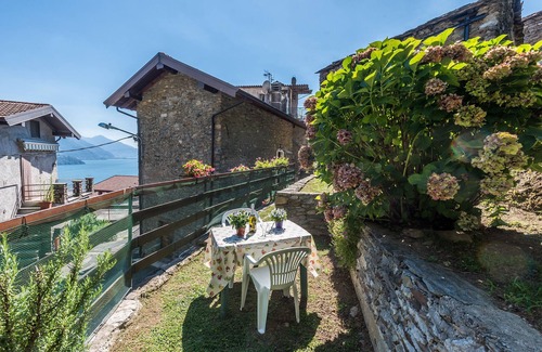 Consiglio di Rumo Casa | Una ventana sobre el lago de Como - cabaña de piedra con impresionantes vistas y jardín privado