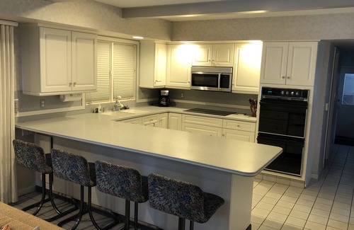 Macatawa Casa | ¡Una casa arbolada y junto al arroyo en Macatawa hace que sea fácil relajarse y disfrutar de unas vacaciones!