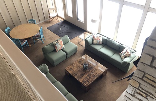 Macatawa Casa | ¡Una casa arbolada y junto al arroyo en Macatawa hace que sea fácil relajarse y disfrutar de unas vacaciones!